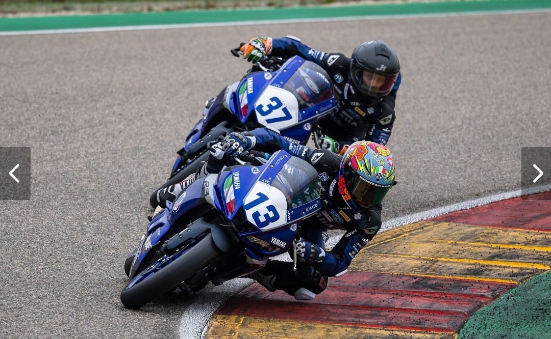 inizia-ad-aragon-la-yamaha-r3-blu-cru-european-cup-2022-il-team-soradis-motoxracing-schiera-pizzoli-e-bergamini