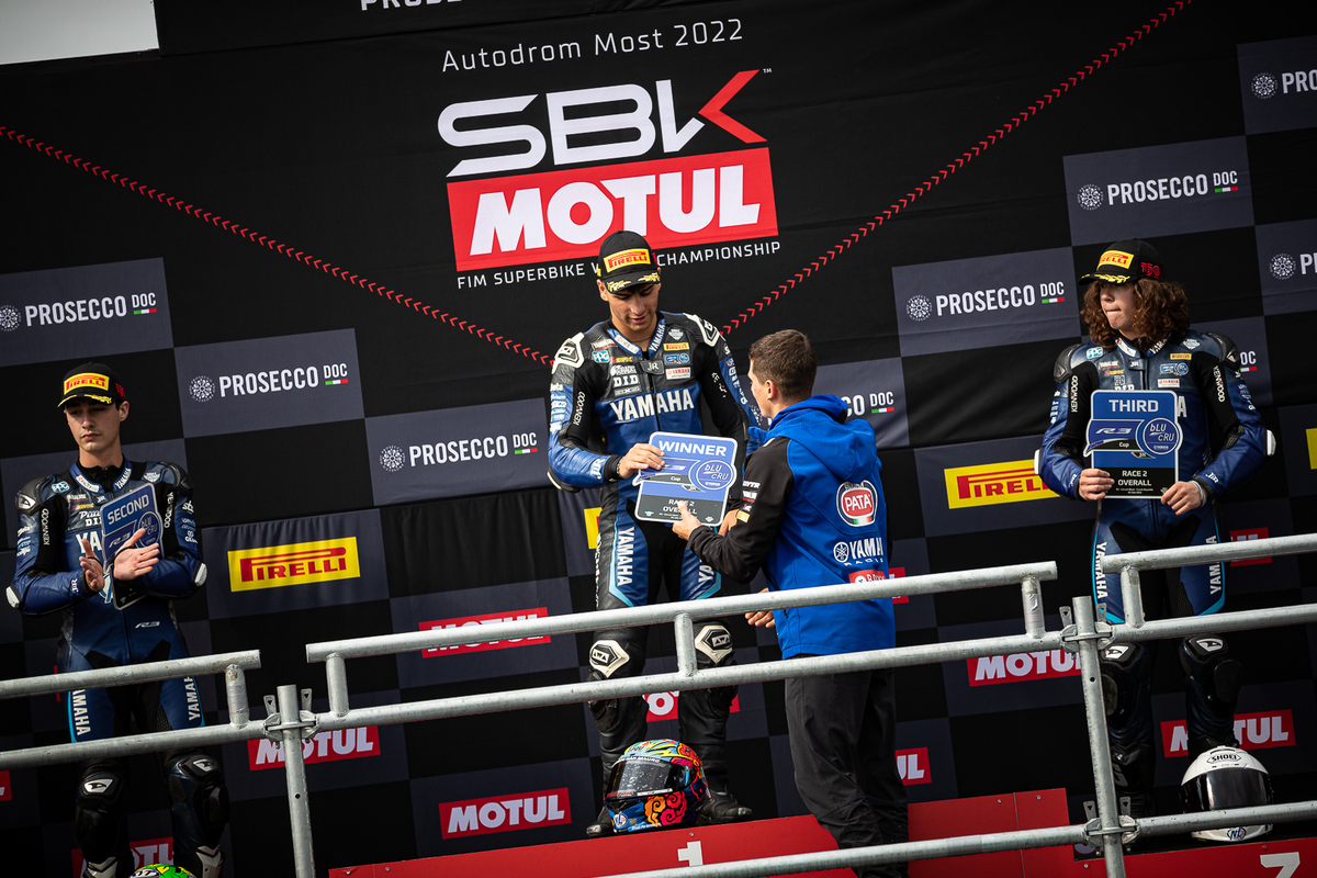 a-most-bergamini-vince-gara2-nella-yamaha-r3-blu-cru-european-cup