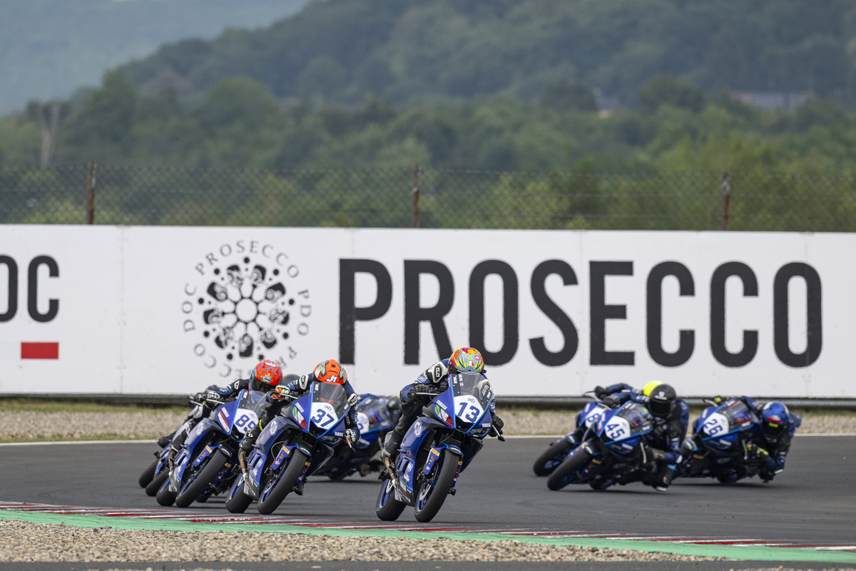 si-disputa-a-magny-cours-il-round-decisivo-della-yamaha-r3-blu-cru-european-cup-2022